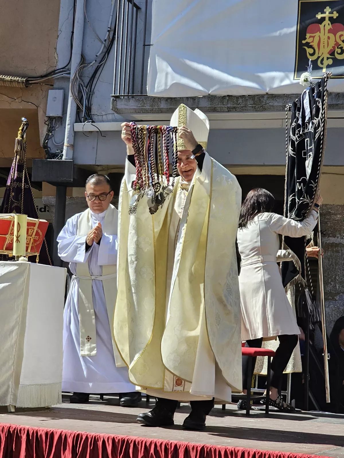 Encuentro en Barbastro del Cristo Resucitado y Nuestra Señora de la Soledad de Gloria. Foto Junta de Cofradías de la Semana Santa de Barbastro
