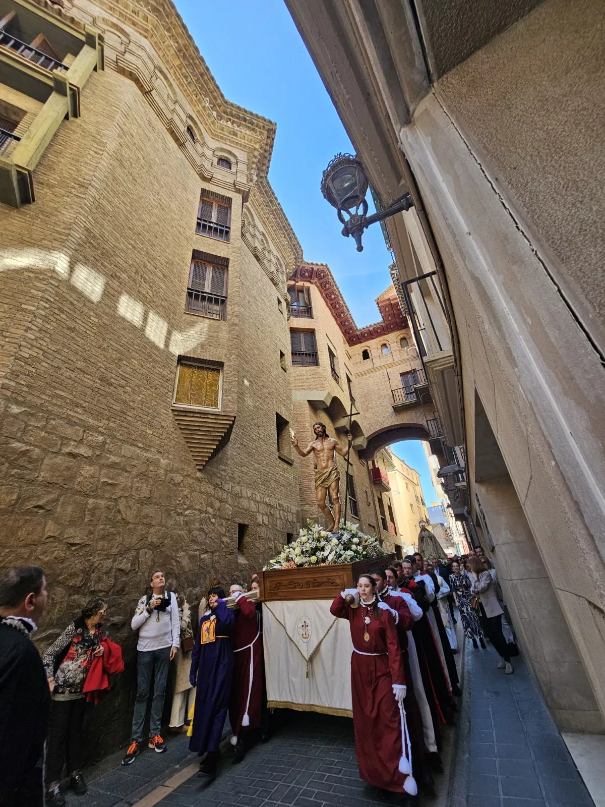 Encuentro en Barbastro del Cristo Resucitado y Nuestra Señora de la Soledad de Gloria. Foto Junta de Cofradías de la Semana Santa de Barbastro