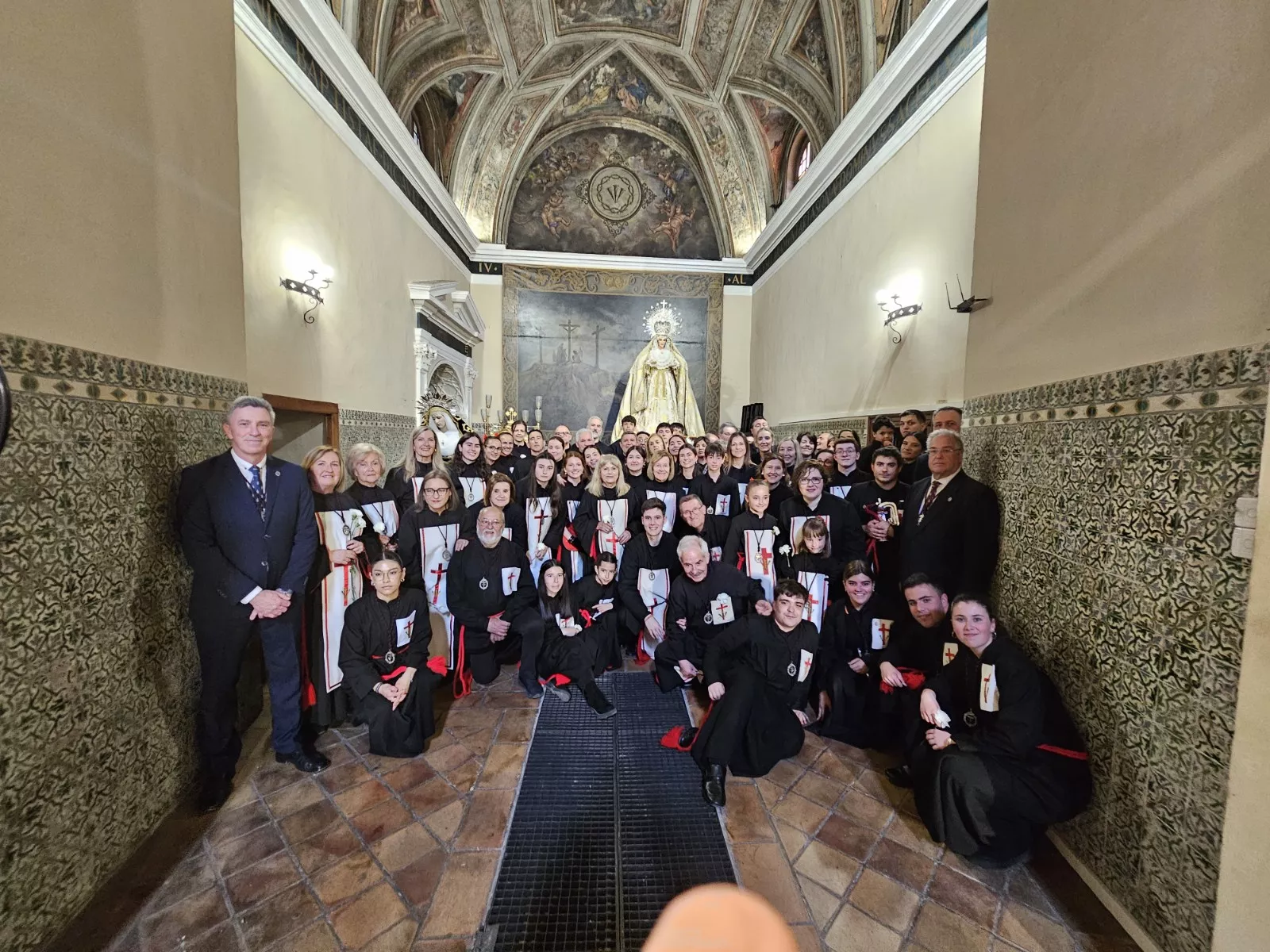 Encuentro en Barbastro del Cristo Resucitado y Nuestra Señora de la Soledad de Gloria. Foto Junta de Cofradías de la Semana Santa de Barbastro