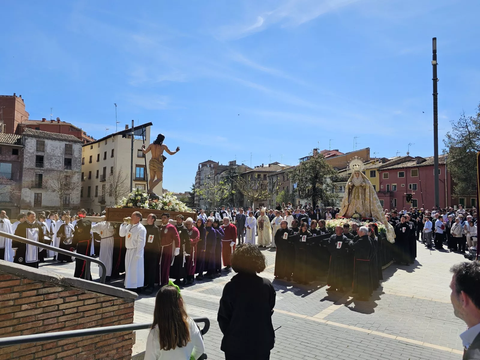 Encuentro en Barbastro del Cristo Resucitado y Nuestra Señora de la Soledad de Gloria. Foto Junta de Cofradías de la Semana Santa de Barbastro