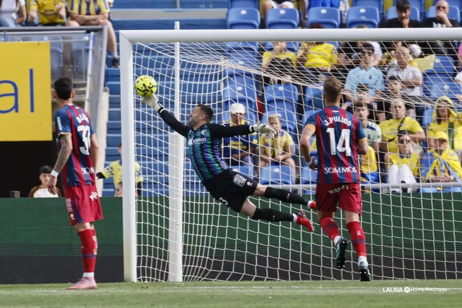 Paradón de Dani Jiménez, nuevamente el mejor entre los jugadores del Huesca