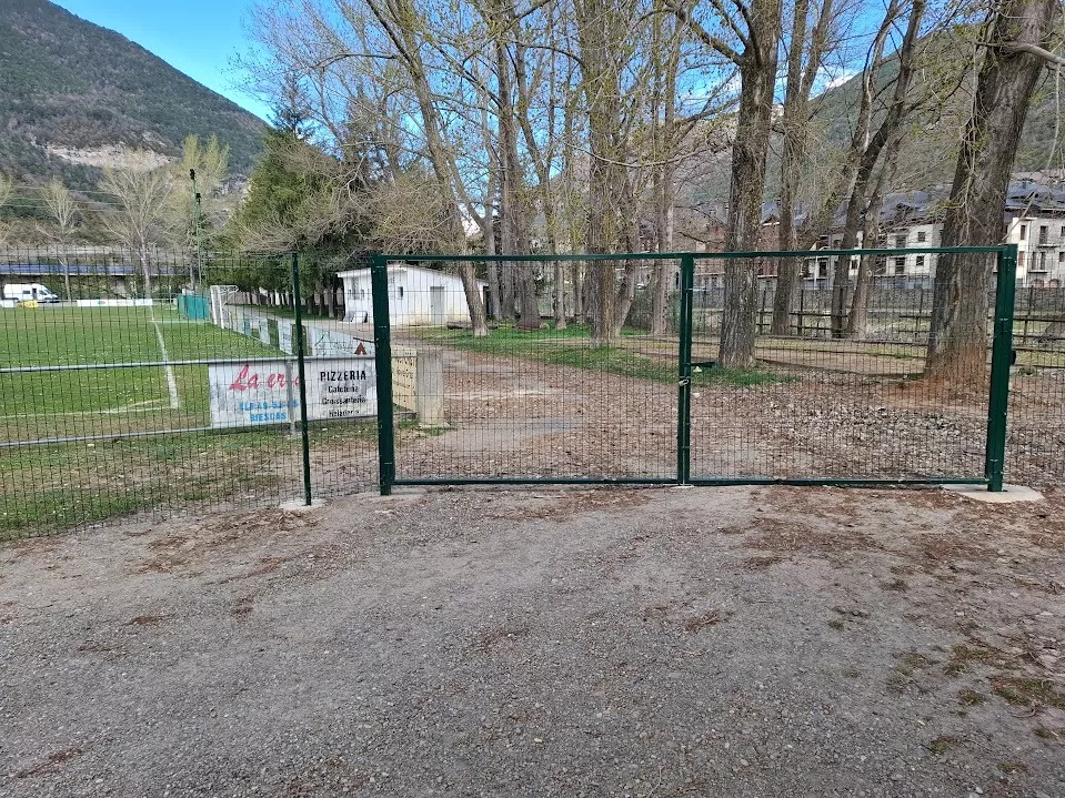 Valla que impide el acceso al campo de fútbol de Biescas