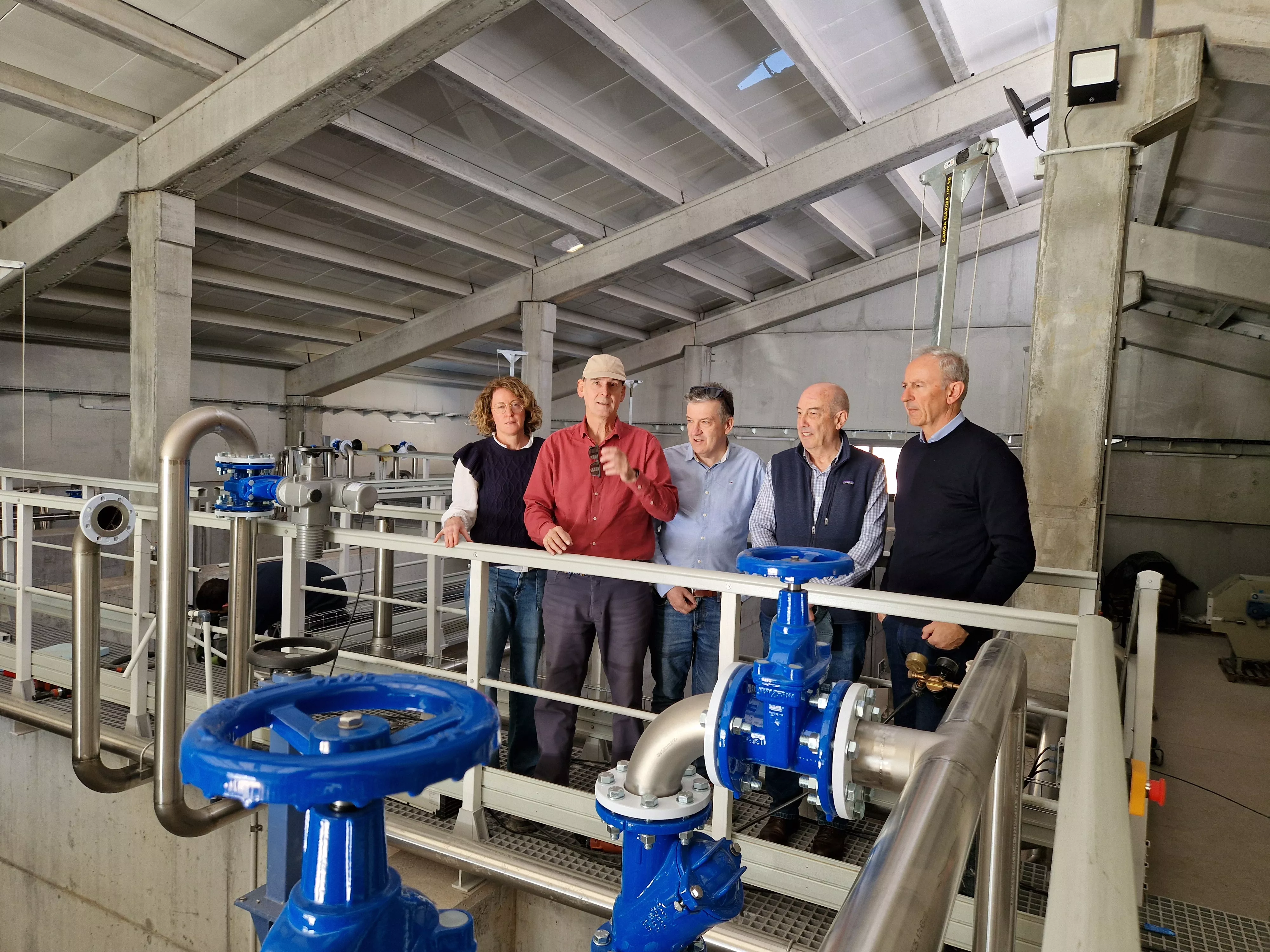 El director del Instituto Aragonés del Agua, Luis Estaún, en una visita a Candanchú junto a otros representantes institucionales.
