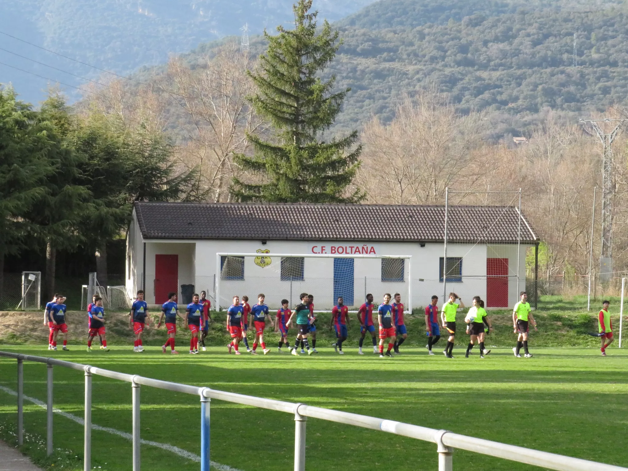 Foto de archivo de un partido del Boltaña. Resultados de los partidos aplazados del fútbol altoaragonés disputados durante Semana Santa.