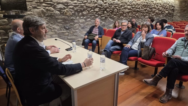 Reunión con representantes del sector turístico y económico del valle. Reunión con representantes del sector turístico y económico del valle.