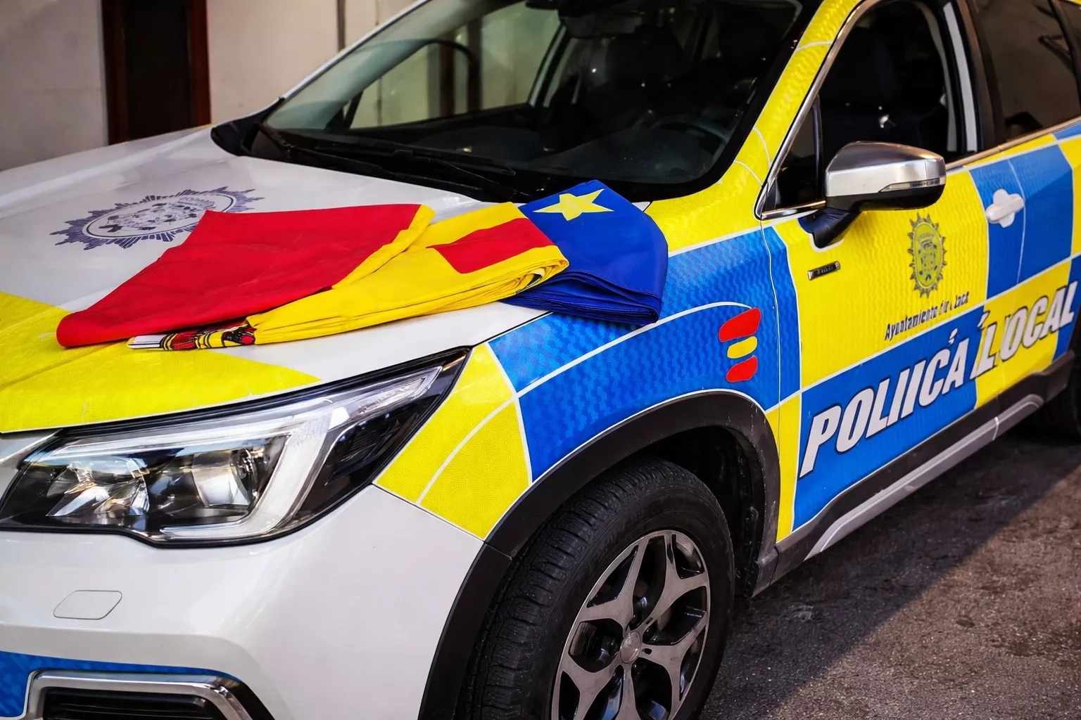 La Policía Local de Jaca evita el robo de banderas tras actos vandálicos en el Paseo de la Constitución.