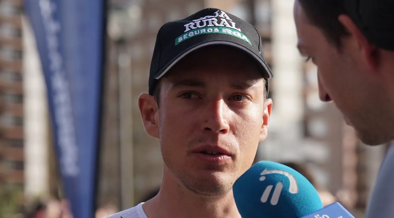 Fernando Barceló, corredor del Caja Rural Seguros RGA. Nadie puede con el joven Seixas en la apertura de la Itzulia. Foto: Caja Rural Seguros RGA