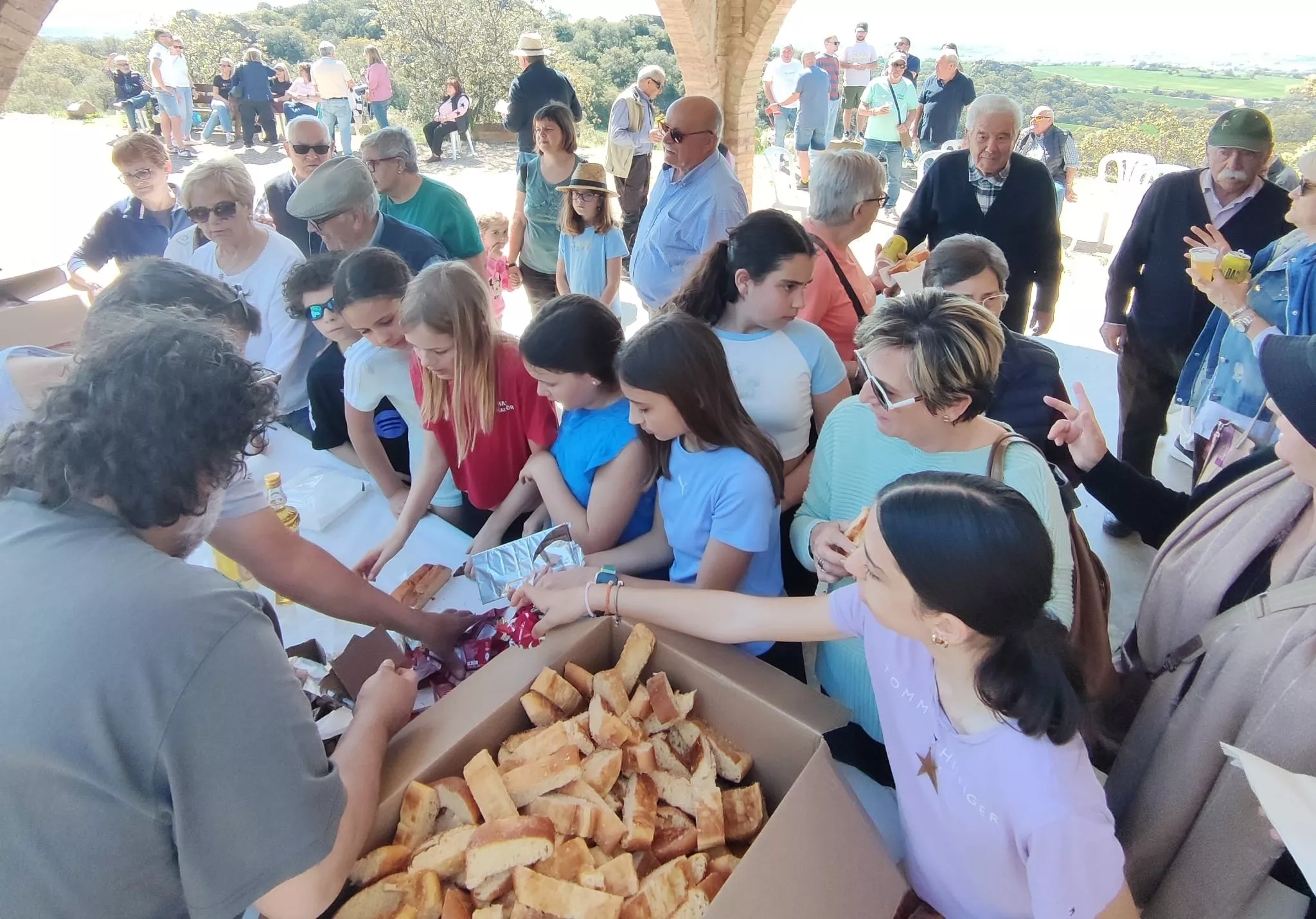 Reparto de torta y chocolate en ermita San Isidro en San Esteban de Litera.