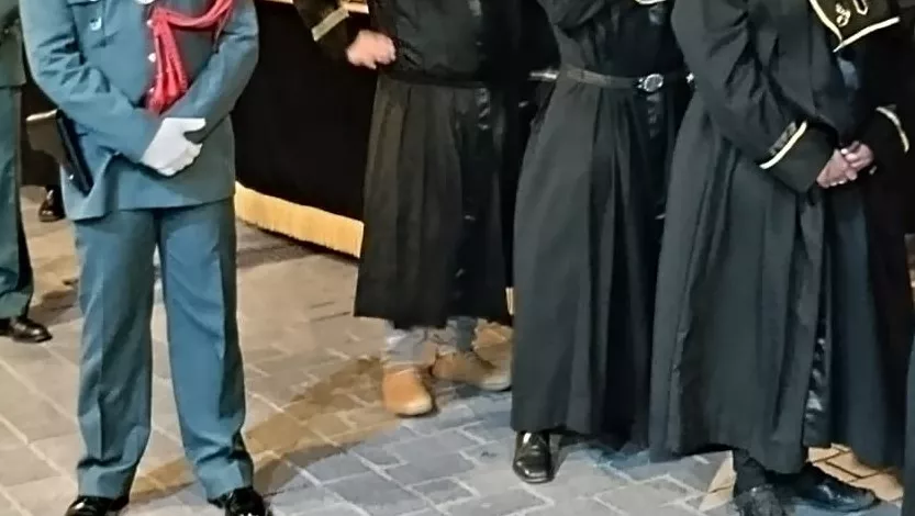 El sepulcro con el Cristo Yacente, portado por un miembro de la Archicofradía de tal guisa en el calzado