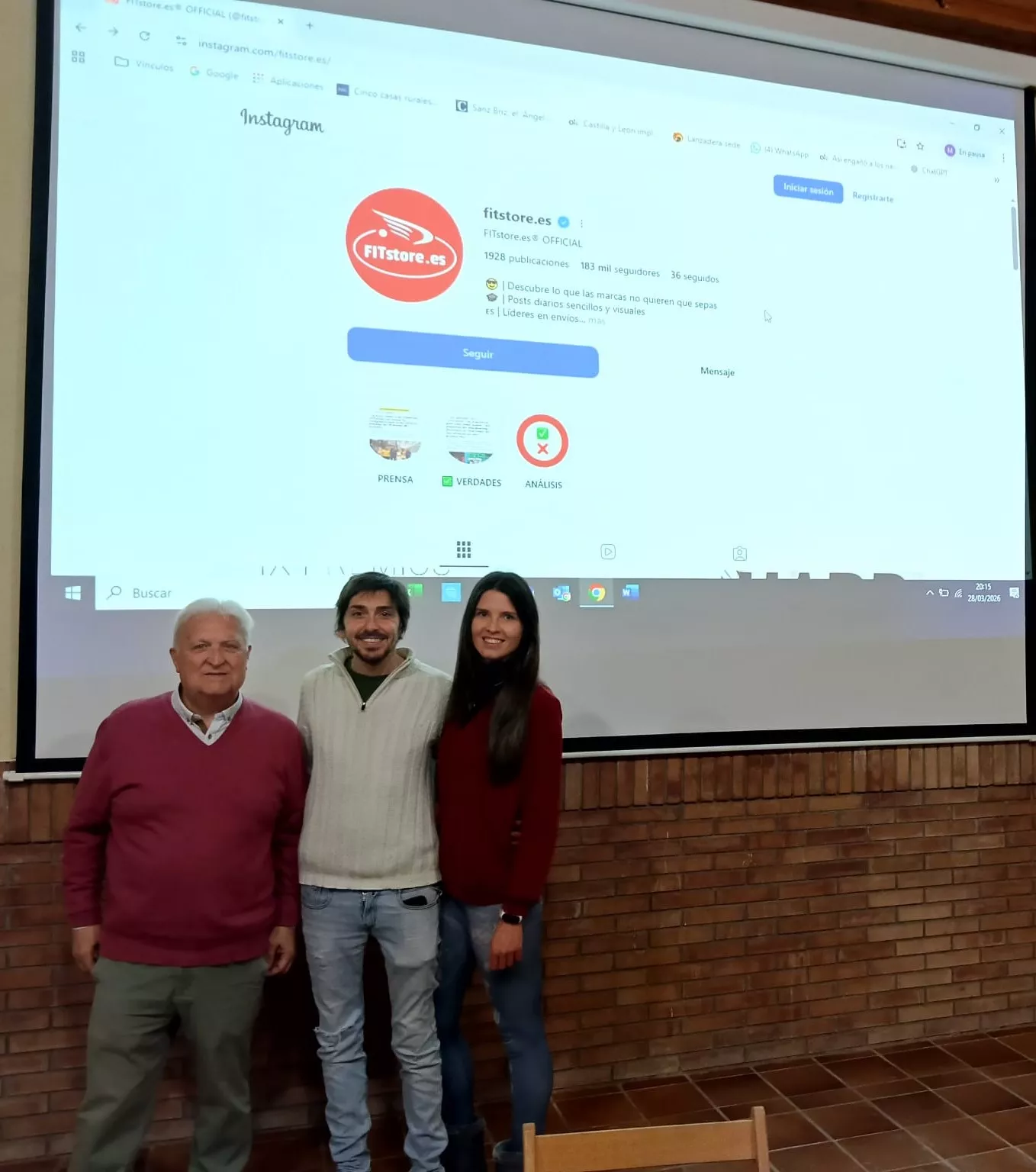 Luis Cañada y Raquel Felis con el alcalde de Peraltilla, José Pedro Sierra