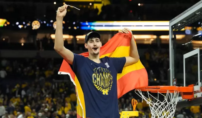 Aday Mara celebra el título de campeón de liga.