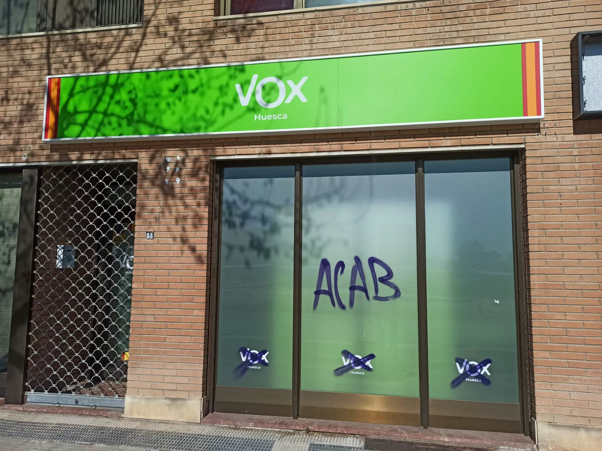 VOX denuncia puntadas vandálicas en su sede de Huesca.