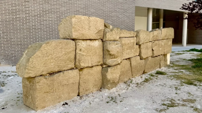 Los restos pertenecen a una gran construcción romana con sillares de gran tamaño. Los restos pertenecen a una gran construcción romana con sillares de gran tamaño.