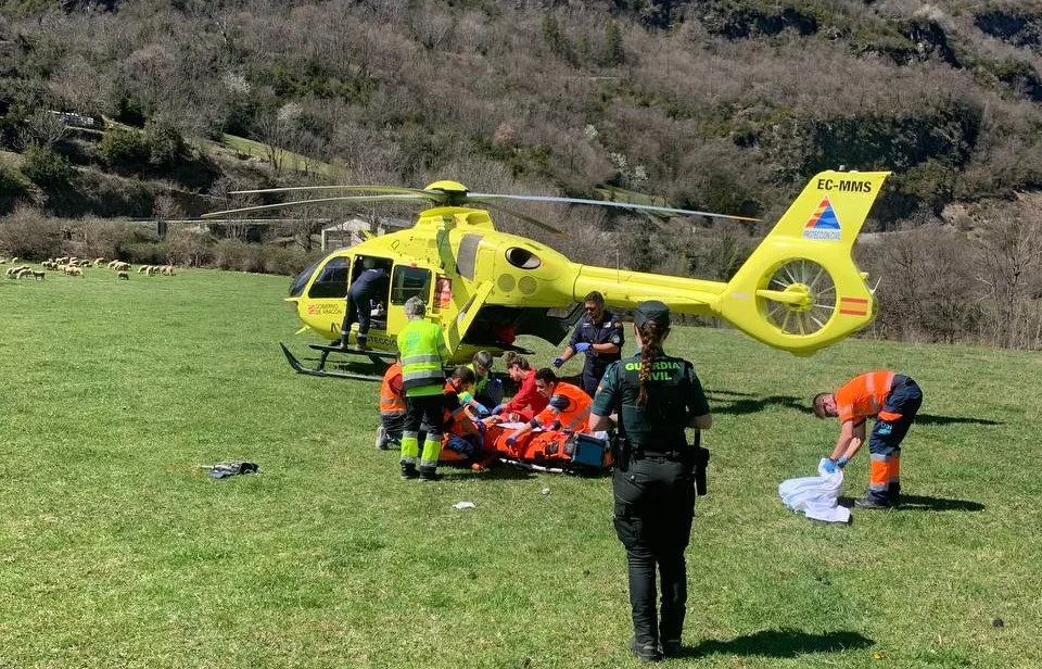 Herido grave un joven de Sobrarbe tras volcar su tractor en una pista forestal en San Juan de Plan.