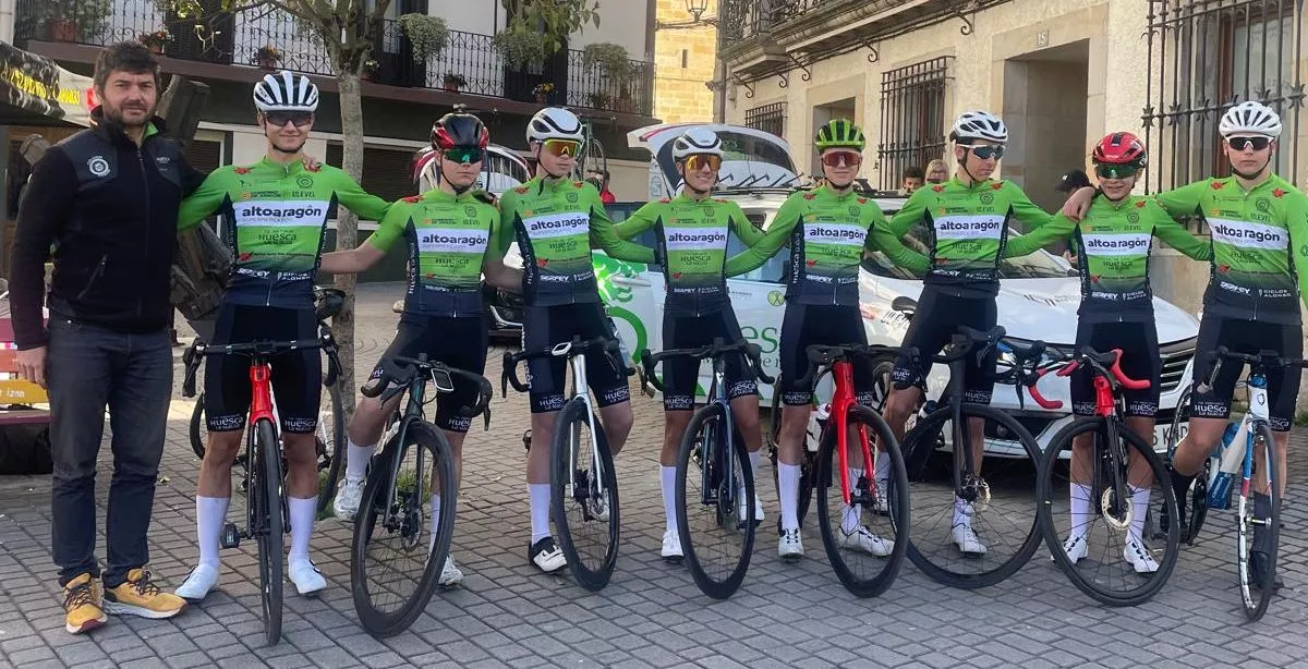Equipo cadete del Huesca La Magia Supermercados Altoaragón en Alsasua.