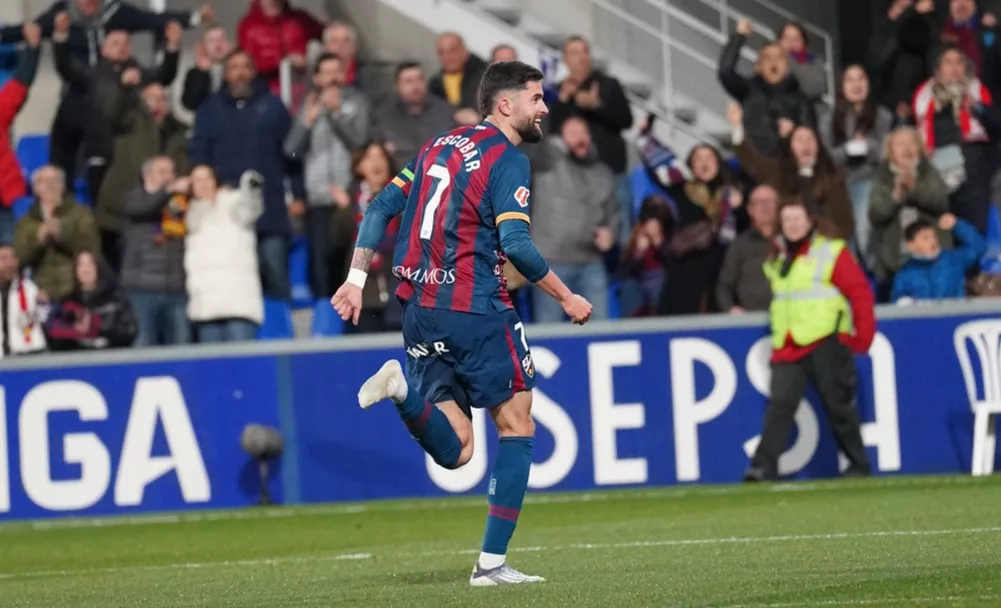Escobar celebra el gol del triunfo del Huesca ante el Cádiz. Foto: Dani Vidal @fotomaniafut