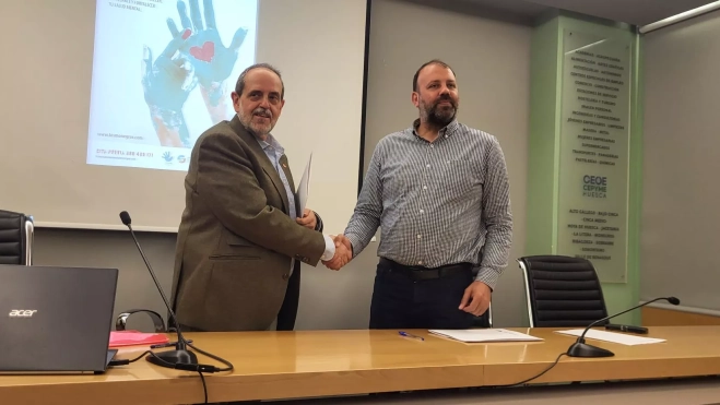  José Antonio Torres y Pedro Loscertales han suscrito el convenio.