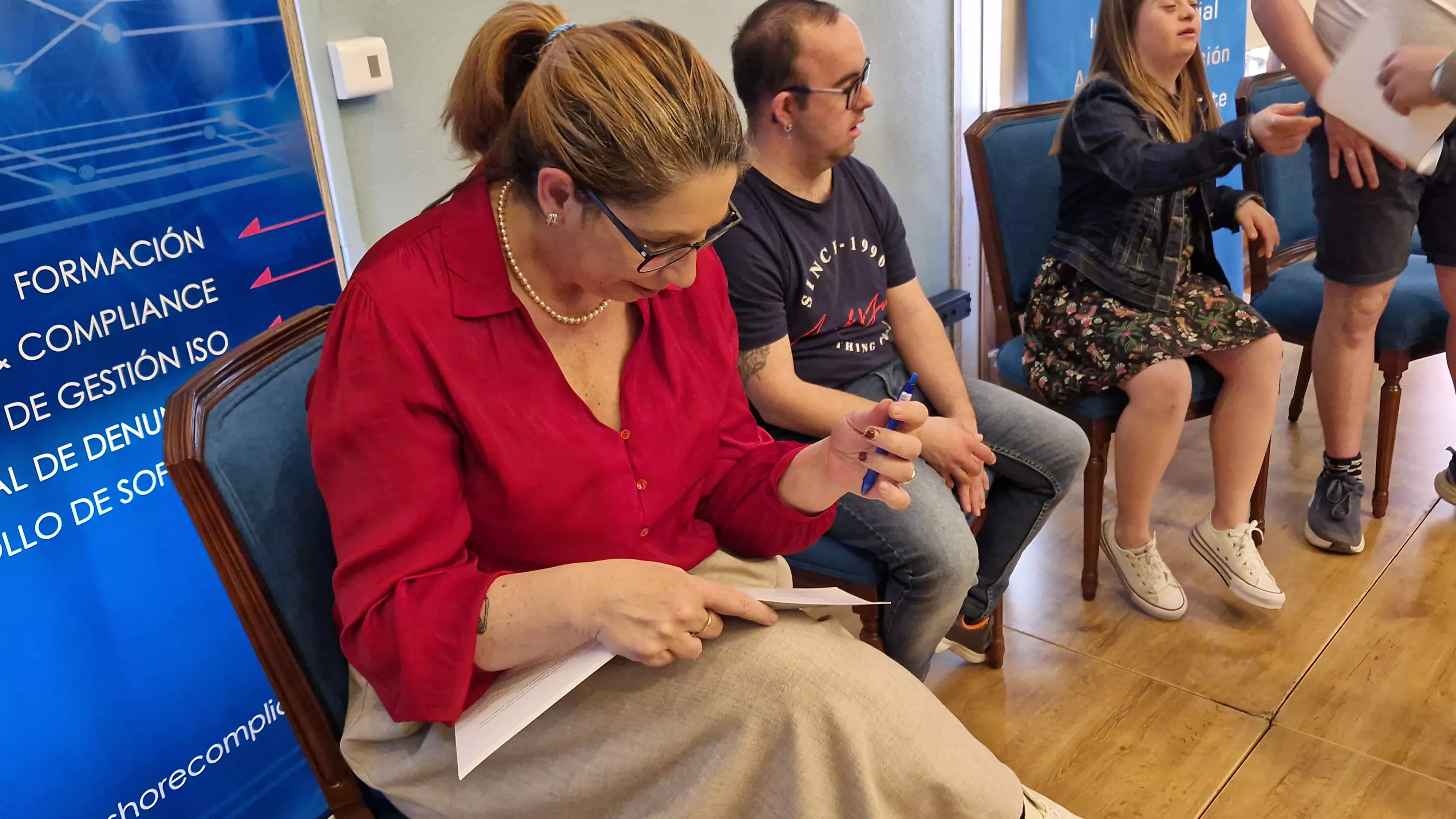 Firmando ejemplares del libro La aventura de la ética. Foto Myriam Martínez