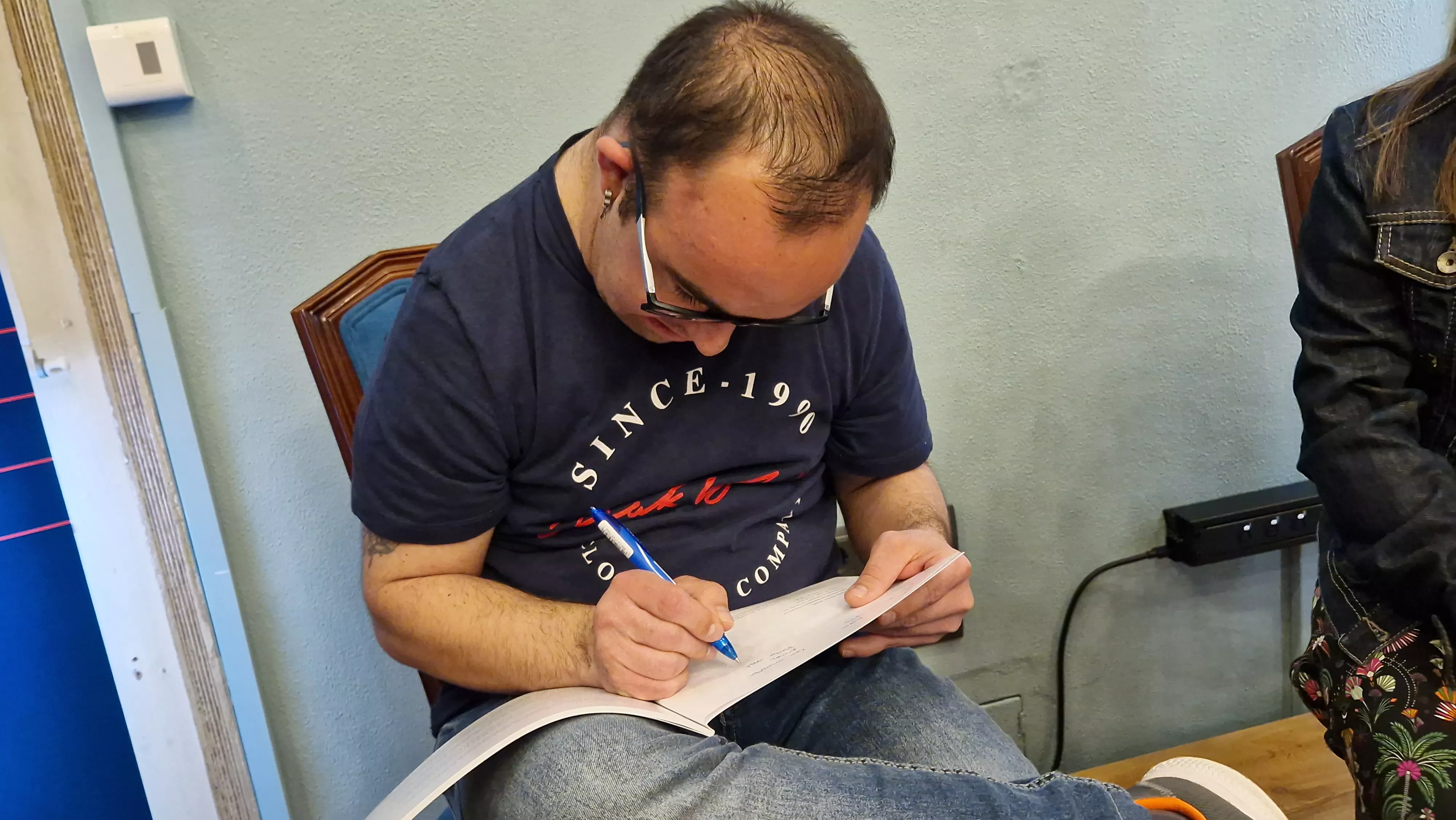 Firmando ejemplares del libro La aventura de la ética. Foto Myriam Martínez