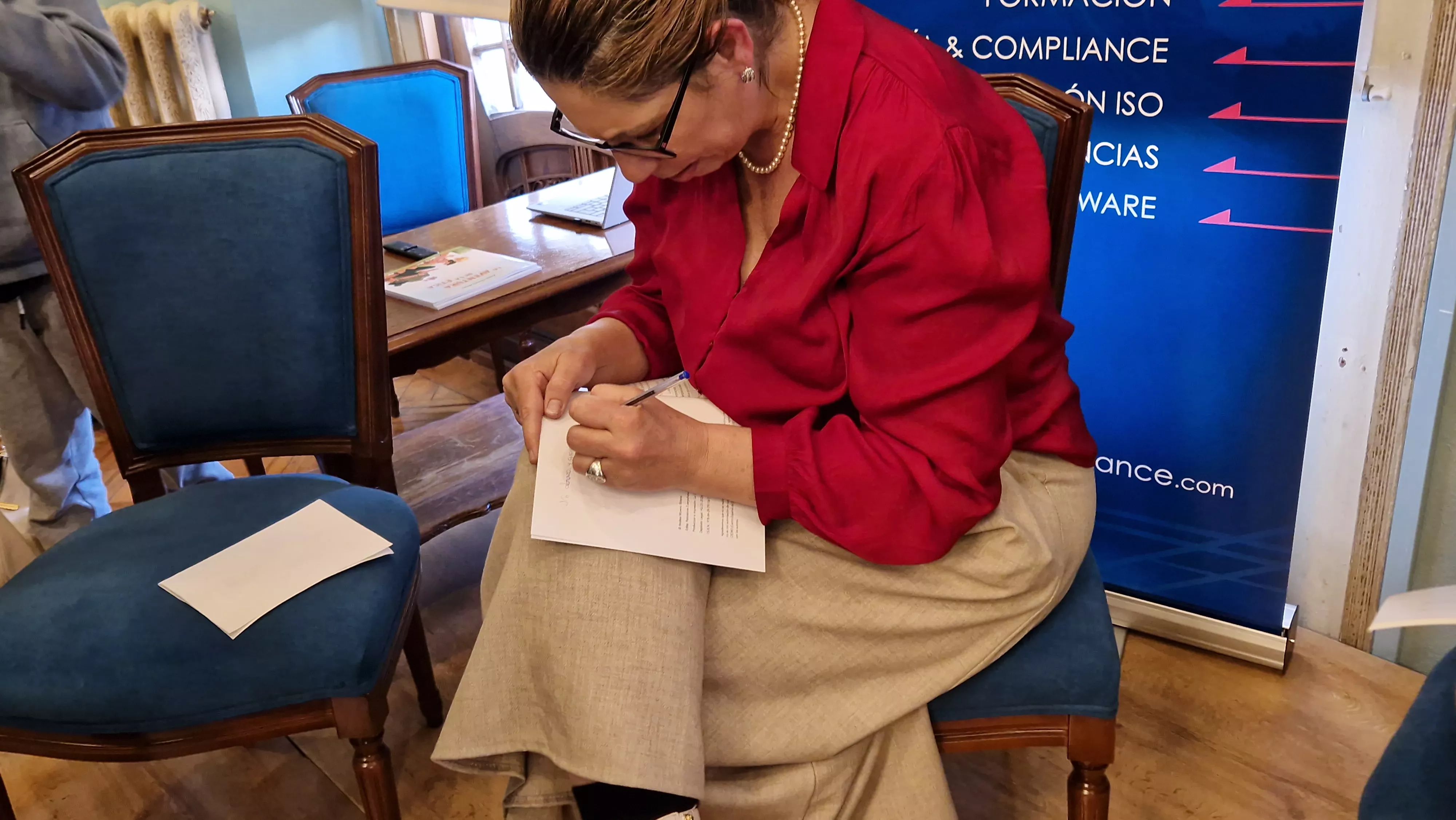 Firmando ejemplares del libro La aventura de la ética. Foto Myriam Martínez