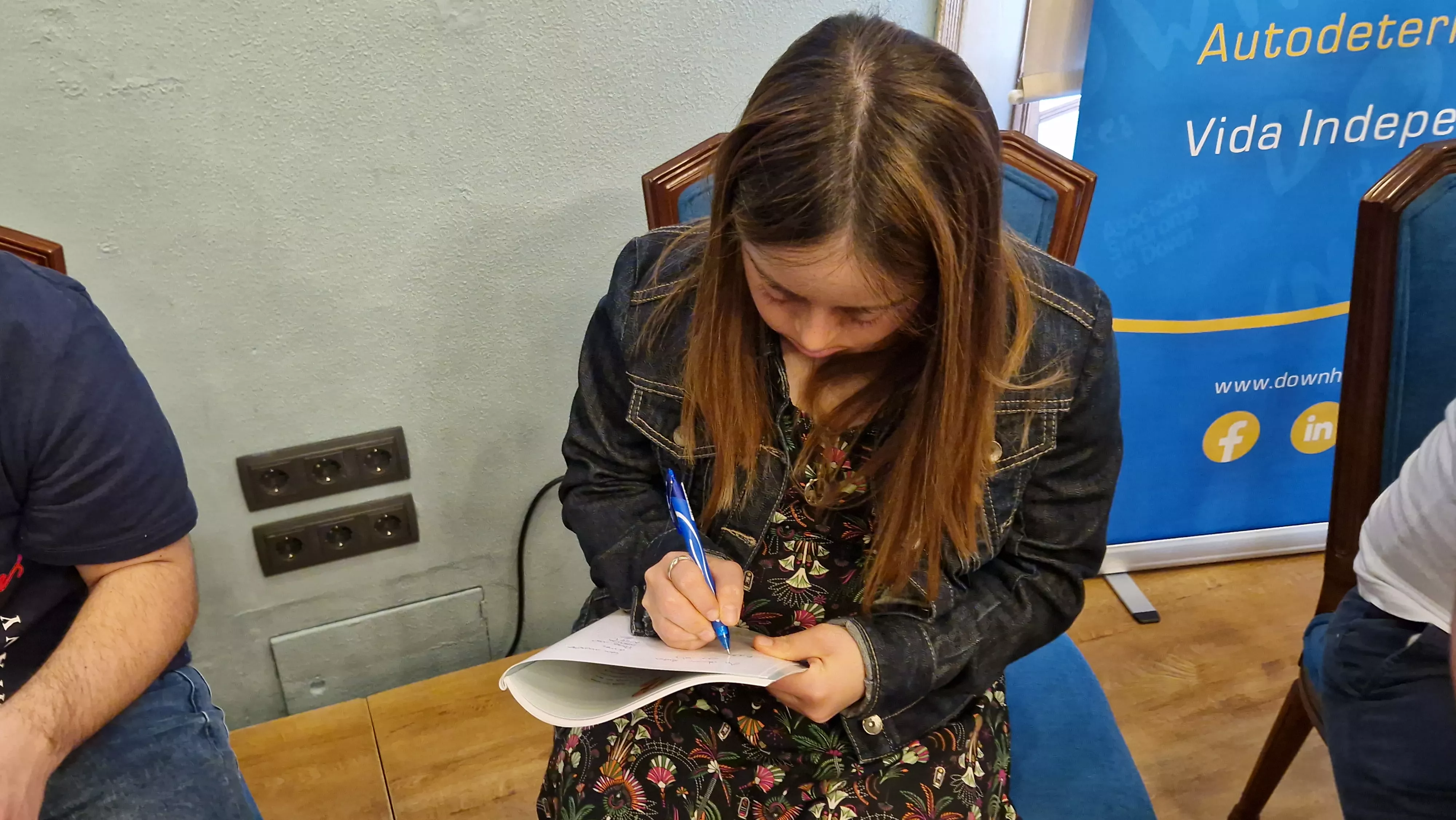 Firmando ejemplares del libro La aventura de la ética. Foto Myriam Martínez