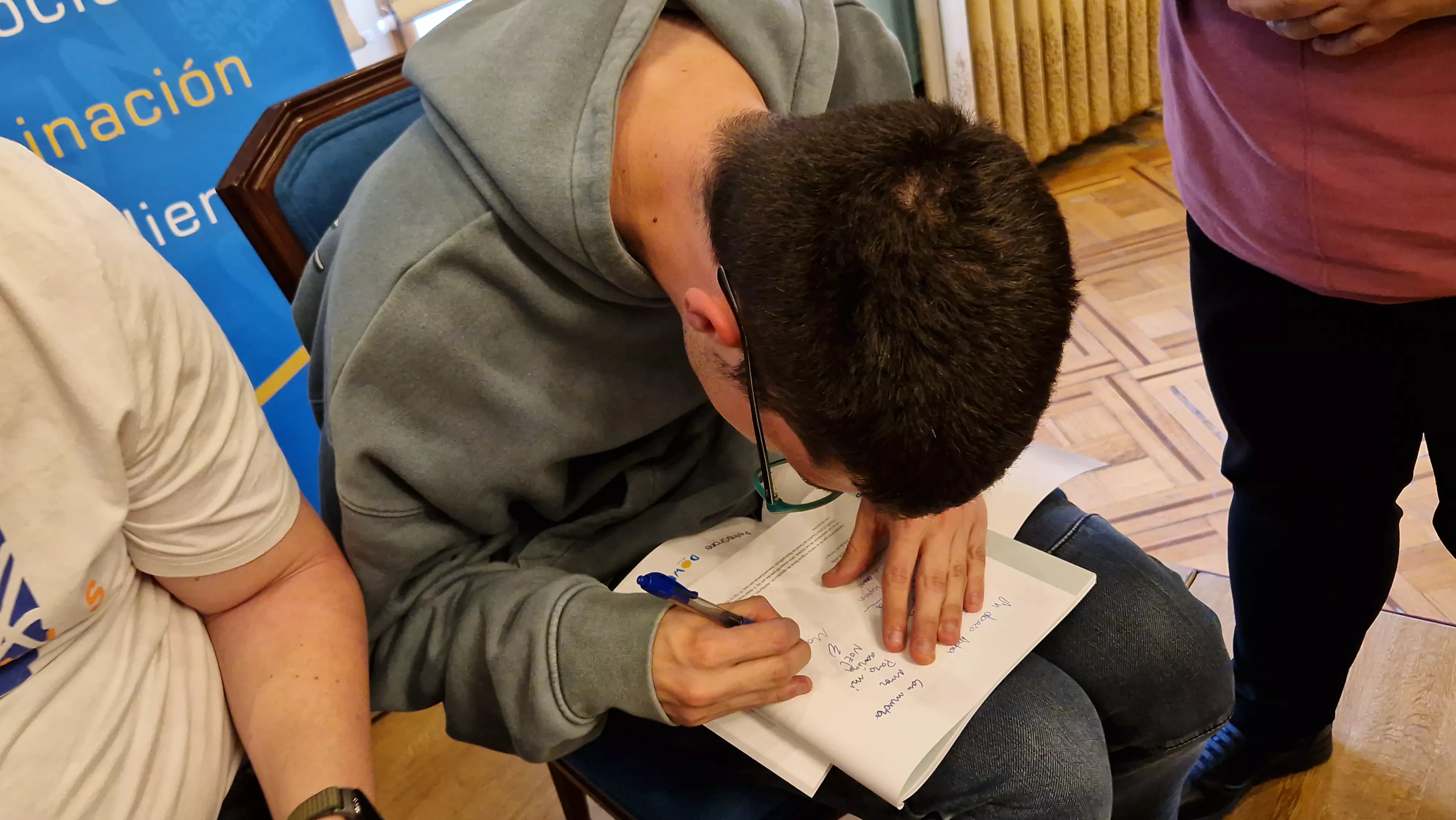 Firmando ejemplares del libro La aventura de la ética. Foto Myriam Martínez