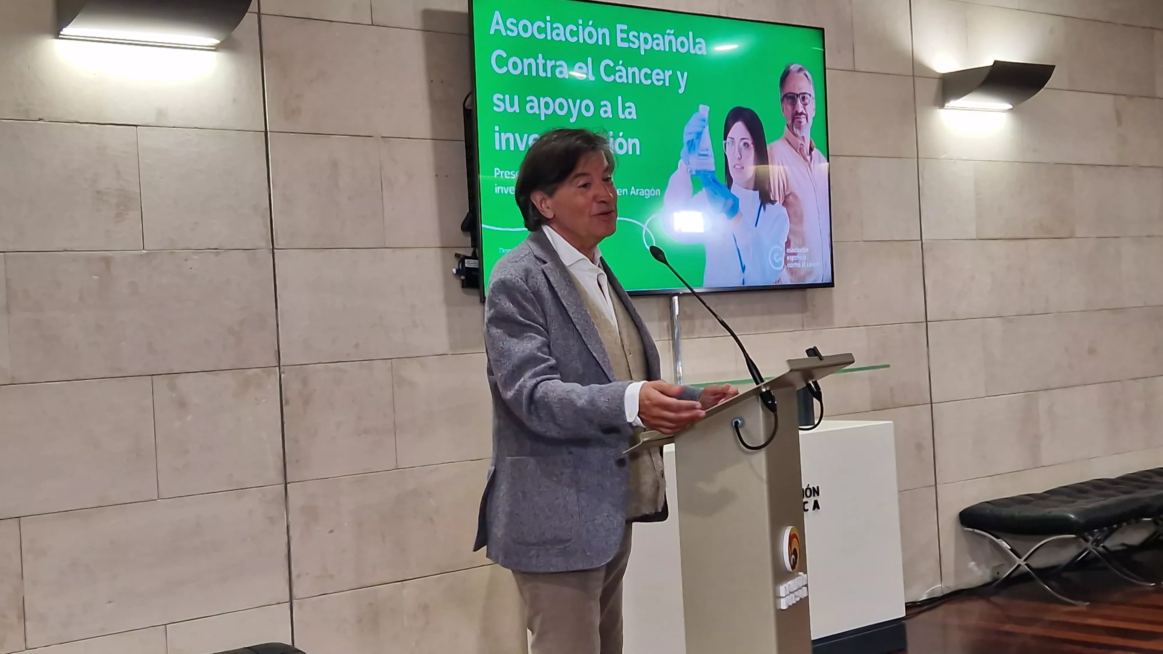 Carlos López-Otín. Presentación de tres proyectos de investigación con ayudas de la AECC en Aragón. Foto Myriam Martínez