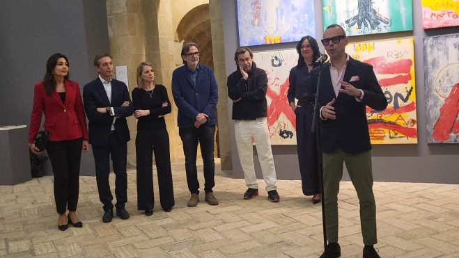 Pedro Olloqui, en primer plano en la inauguración de la muestra. Foto Mercedes Manterola