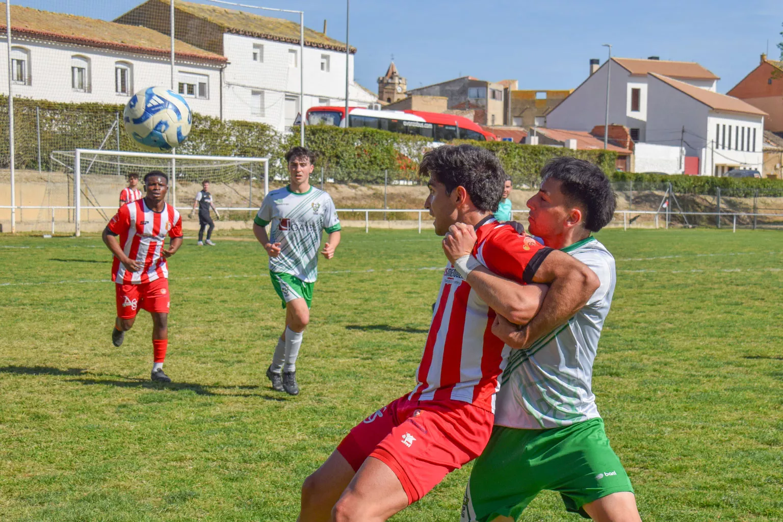 Imagen del partido entre el Sporting Pradillano y el Peñas Oscenses de Regional Preferente. Foto: Carlos Lacampa
