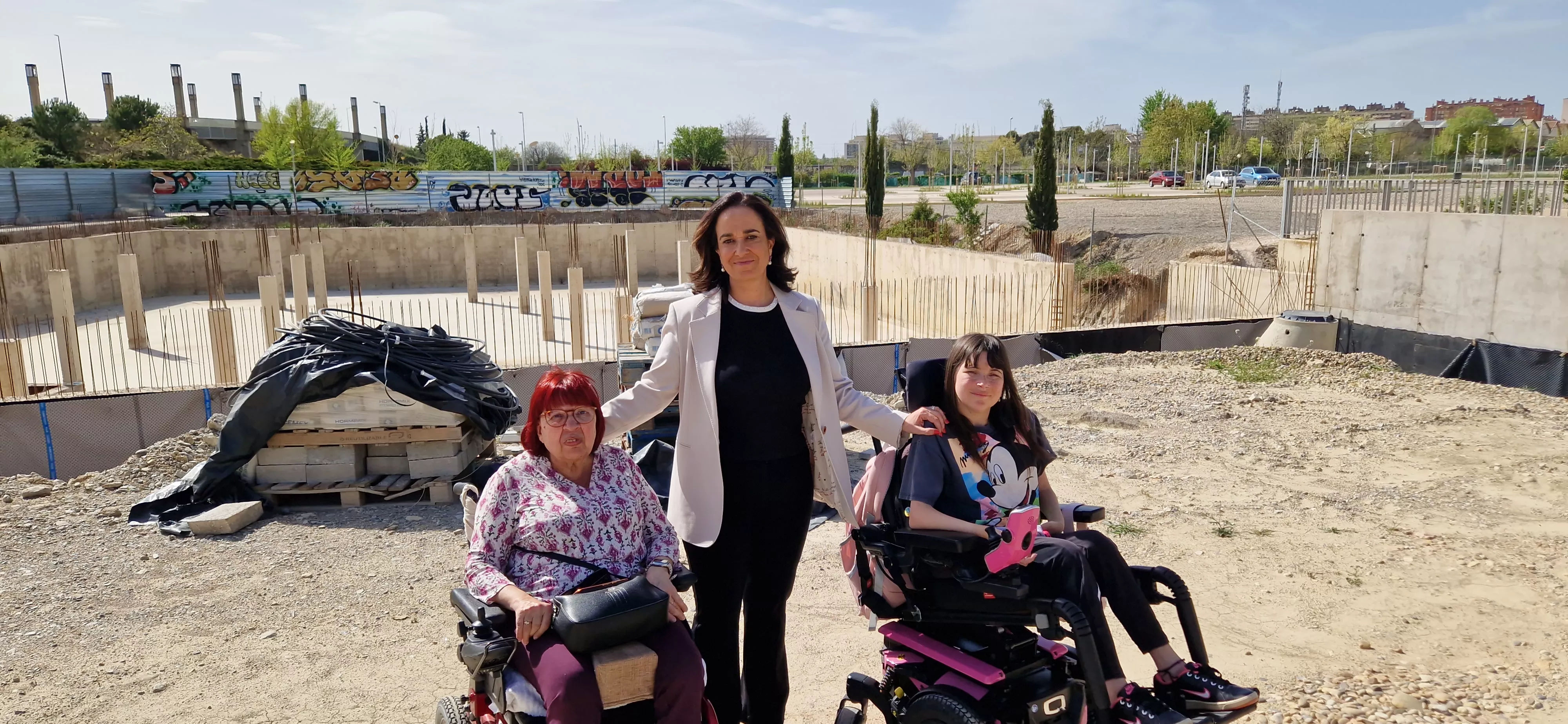 Concha Lisa, Eva Cabrero y María Gallego, en el espacio donde se construye la residencia de Aspace Huesca. Foto Myriam Martínez