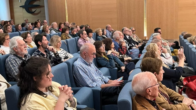 Público en el salón de actos de Fundación Ibercaja Huesca. Foto Mercedes Manterola