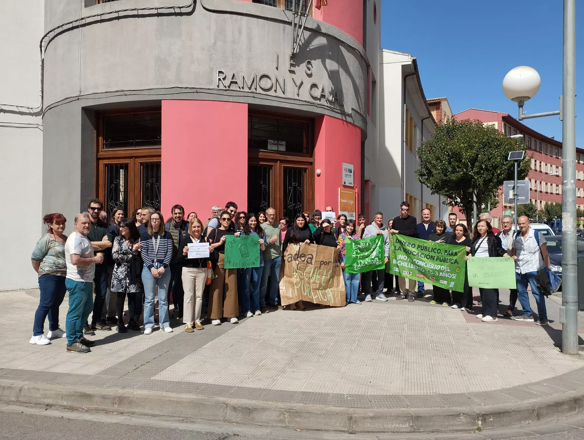 El profesorado del IES Ramón y Cajal de Huesca protesta contra los conciertos de Bachillerato.