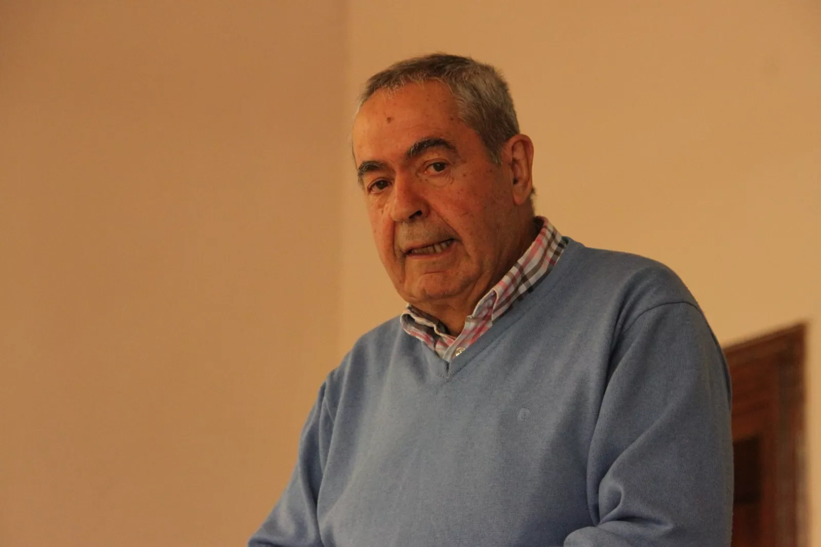  Miguel Escartín con Carlos Taibo en la Facultad de Ciencias Humanas. Foto Carlos Neofato