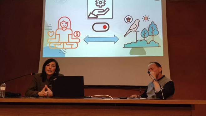 África Heredia y Raúl Lrdiés en la cofnerencia