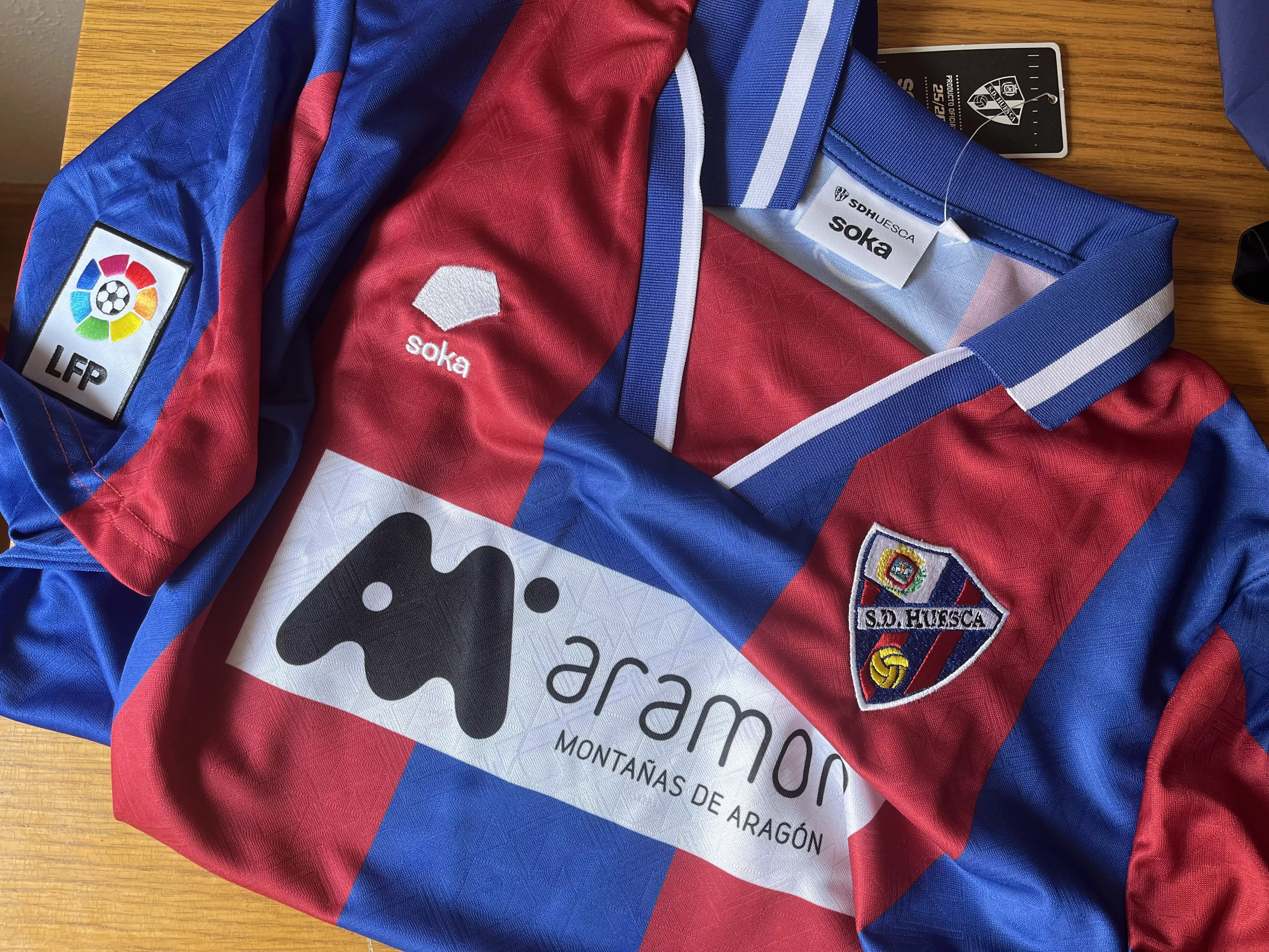 Los aficionados del Huesca ya tienen su camiseta retro: "La idea está muy bien ejecutada"
