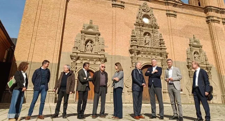 Blasco, Gimeno y Moncada en la explicación de la restauración de la fachada del Monasterio Nuevo de San Juan de la Peña