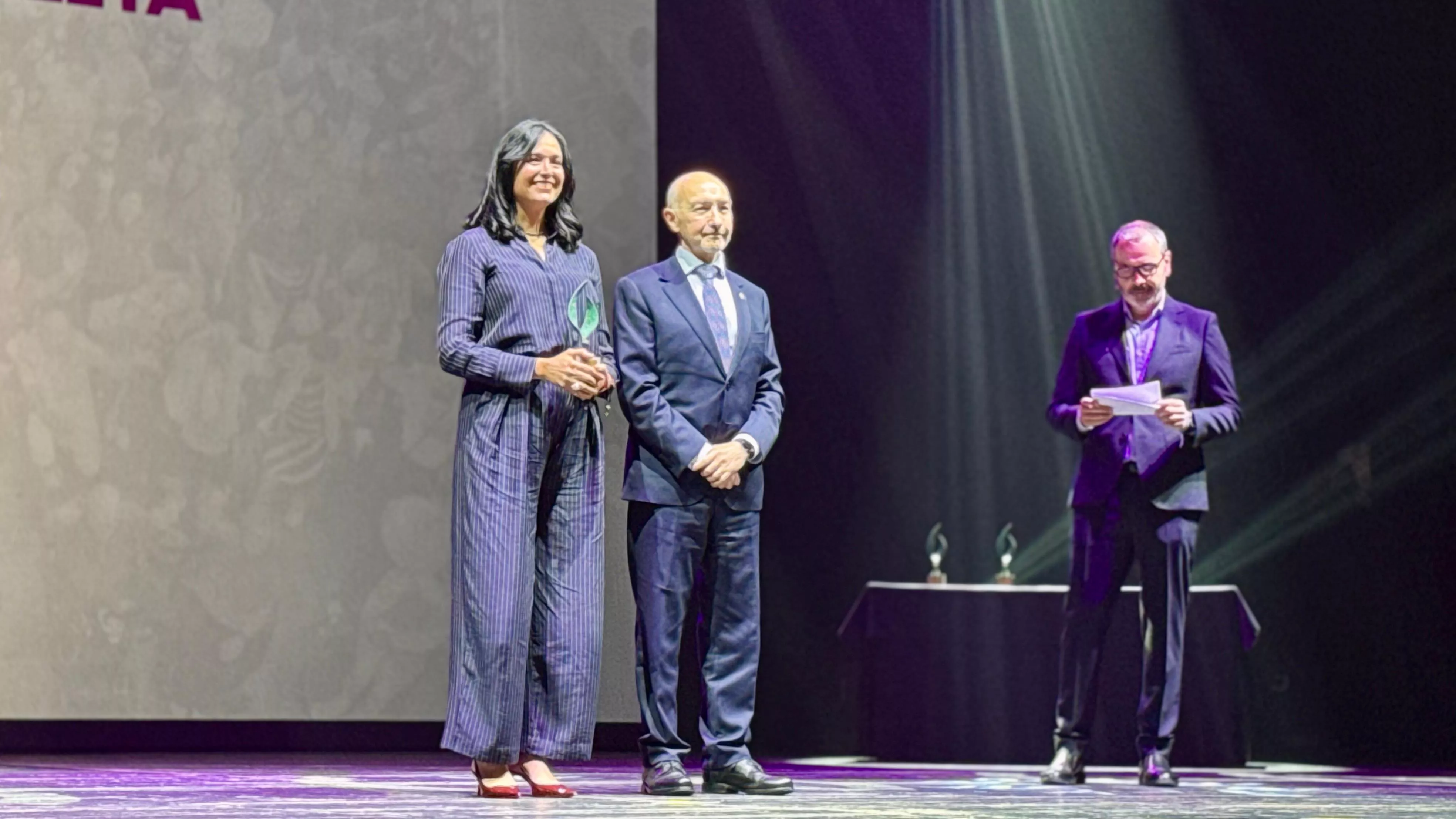 Lorena Orduna, con el premio Zangalleta de la Fundación DFA
