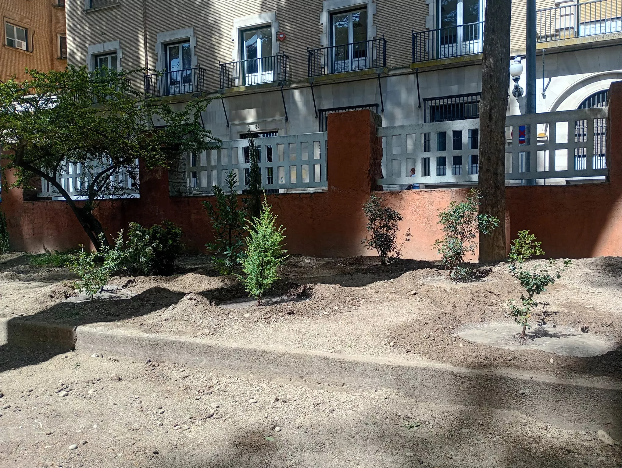 Plantación de 147 arbustos en el parque Miguel Servet