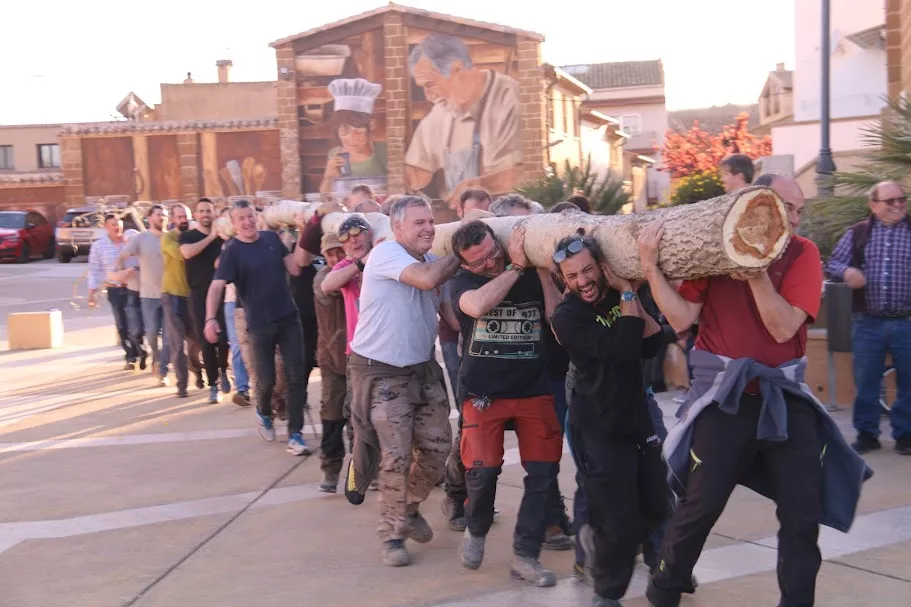 Los jóvenes llevan el mayo en la plaza de Peraltilla