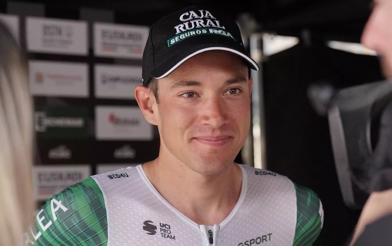 Barceló, sonriente antes de la cuarta etapa de la Itzulia 2026. Foto: Caja Rural