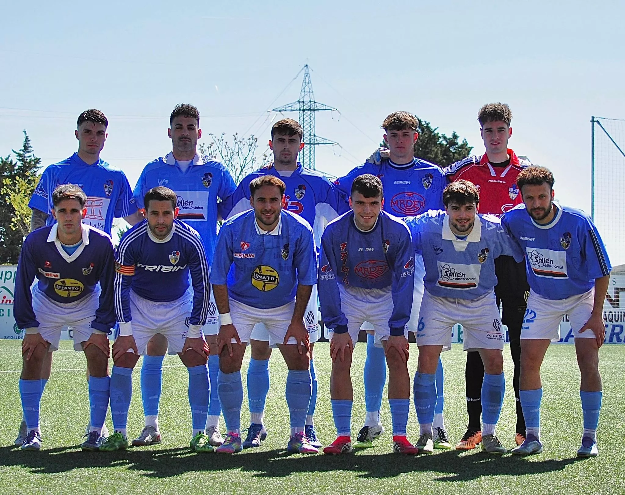 Once inicial del Binéfar con las camisetas retro. Foto. CD Binéfar