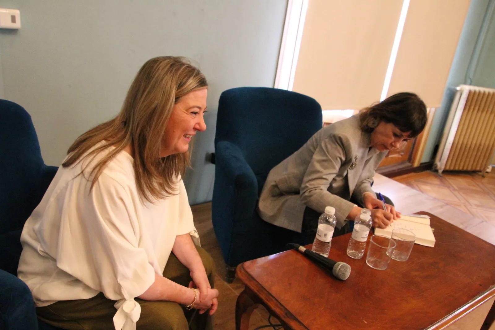 Pilar Paúl y Mabel Lozano en el Casino de Huesca. Foto Carlos Neofato