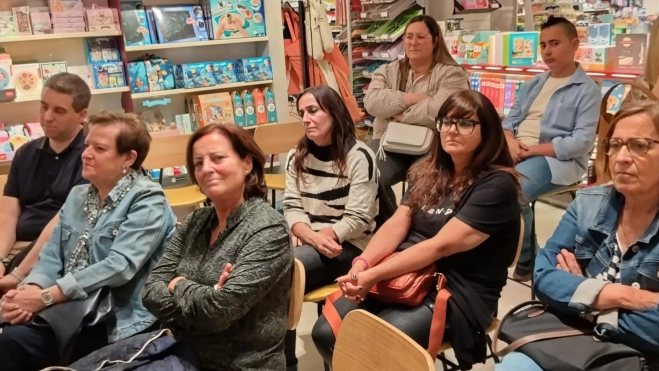 Público en Santos Ochoa antes de empezar la presentación