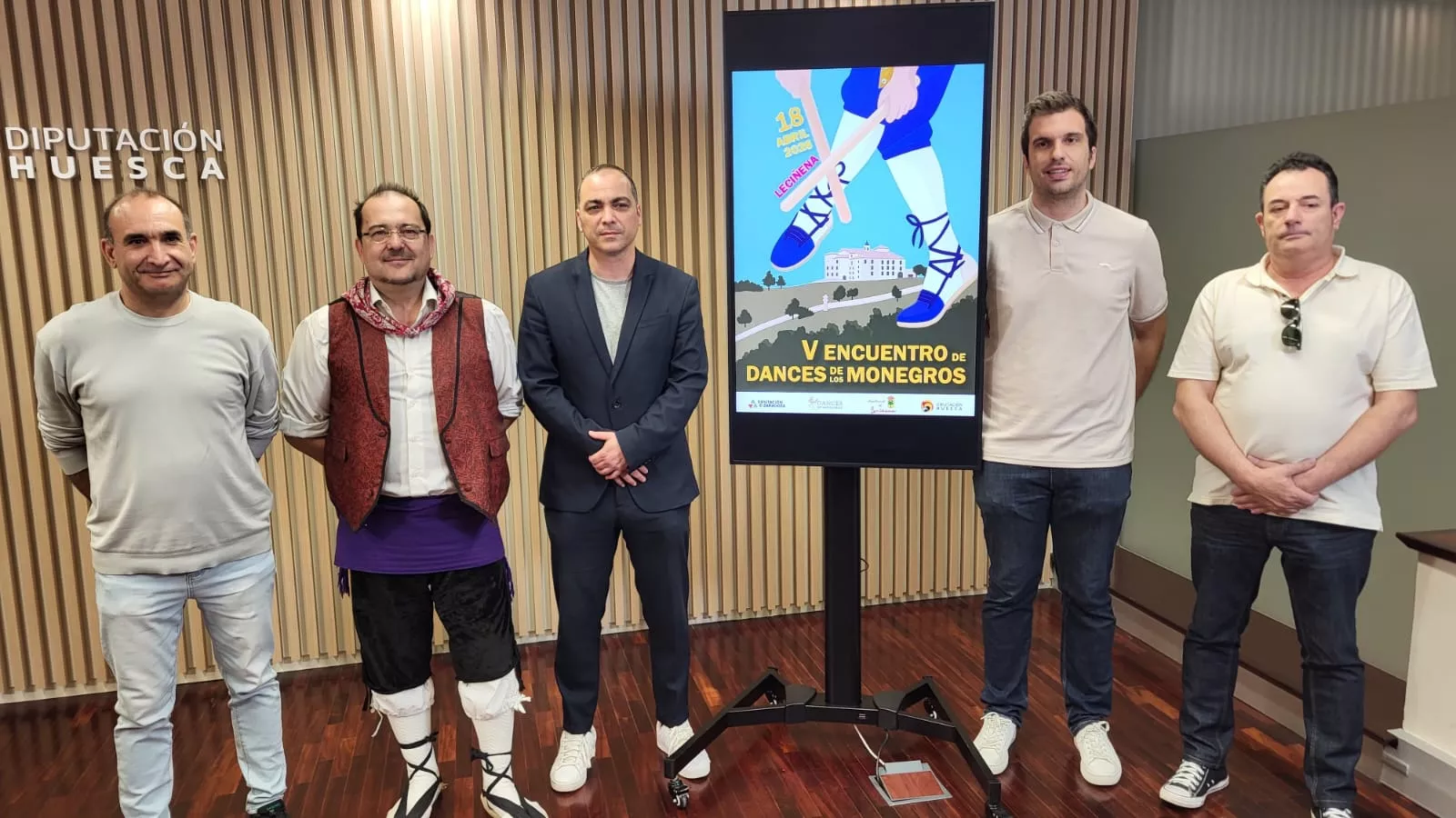 Germán Luna, Salvador Trallero, Carlos Sampériz, Andrés Picazo y José Francisco Pueyo, en la presentación del Encuentro de Dances de Monegros