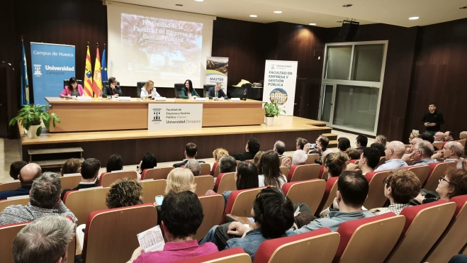 Aula Magna de la Facultad de Empresa y Gestión Pública. Foto María José Sampietro