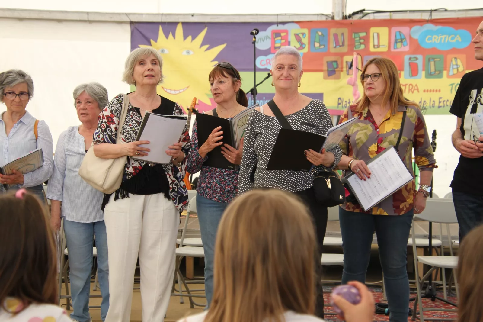 Coro de la Universidad Ciudadana de Huesca en la fiesta de la Escuela Pública en Huesca. Foto Carlos Neofato