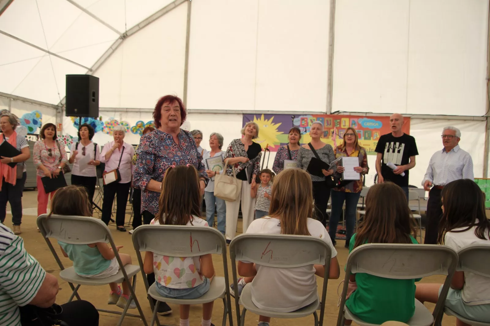 Coro de la Universidad Ciudadana de Huesca en la fiesta de la Escuela Pública en Huesca. Foto Carlos Neofato