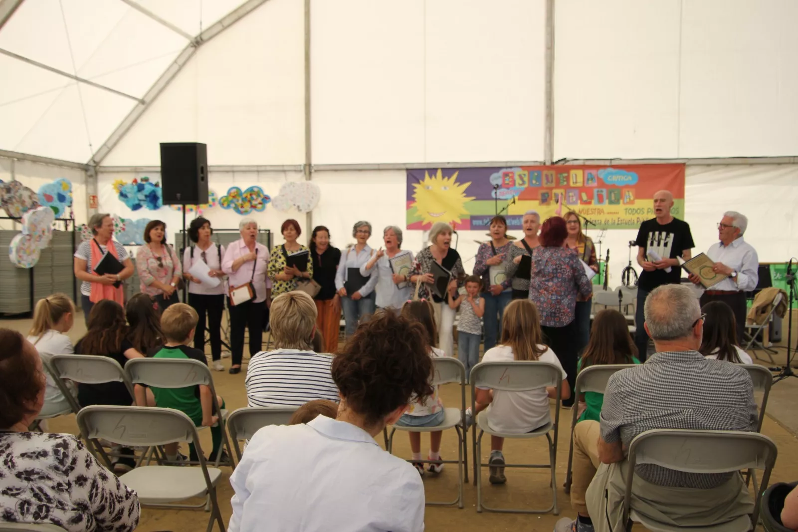 Coro de la Universidad Ciudadana de Huesca en la fiesta de la Escuela Pública en Huesca. Foto Carlos Neofato