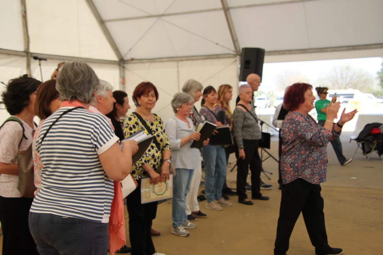 Coro de la Universidad Ciudadana de Huesca en la fiesta de la Escuela Pública en Huesca. Foto Carlos Neofato