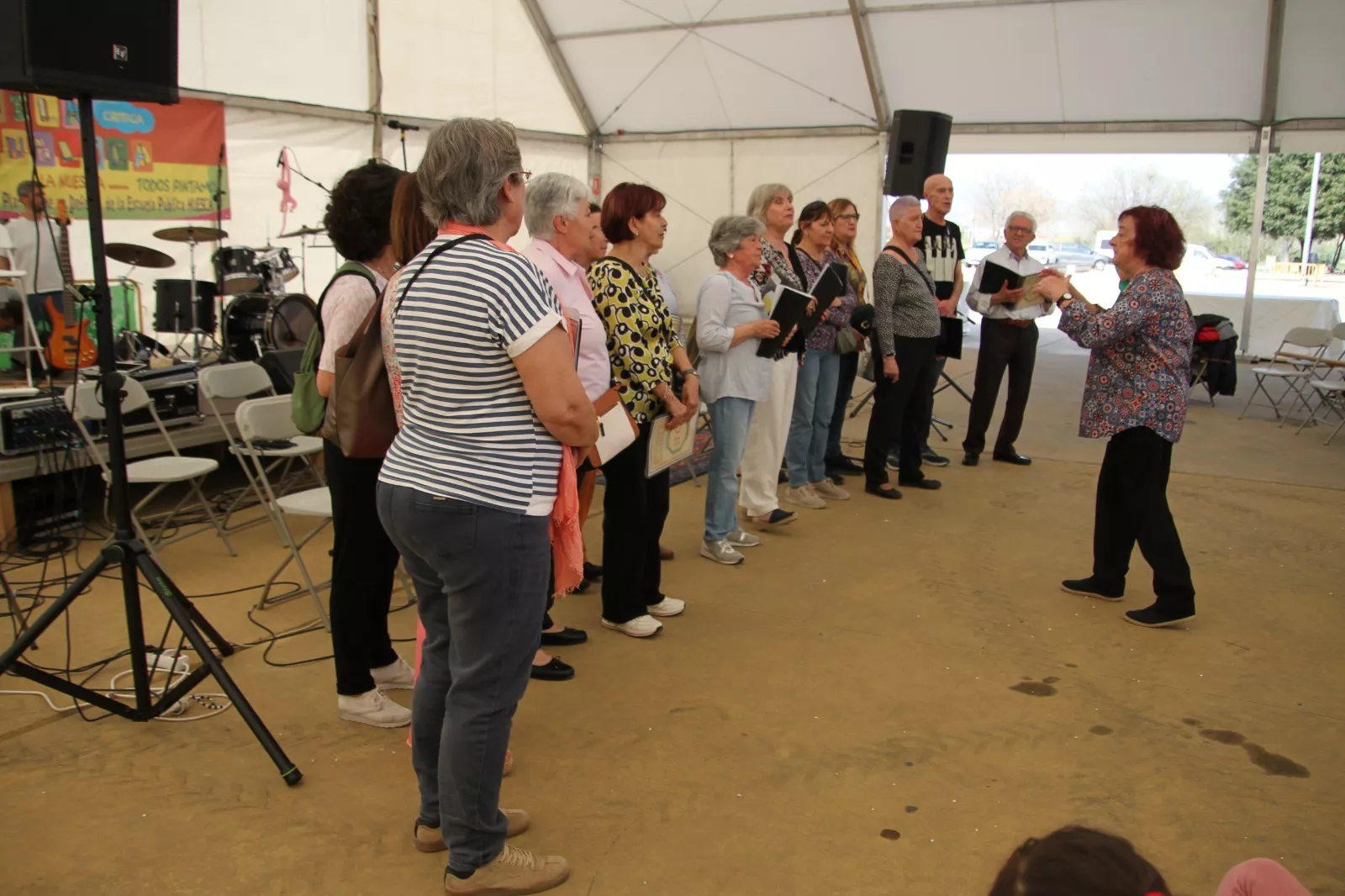 Coro de la Universidad Ciudadana de Huesca en la fiesta de la Escuela Pública en Huesca. Foto Carlos Neofato